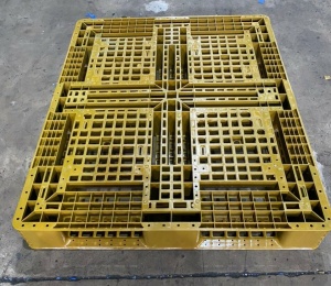 Pallet nhựa mới kt 1200x1000x150mm màu vàng